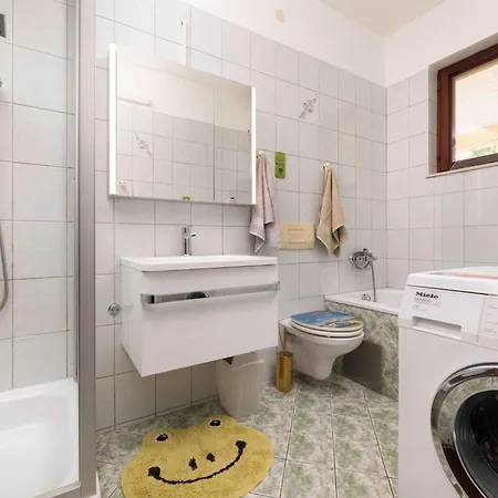 Apartman 8 *